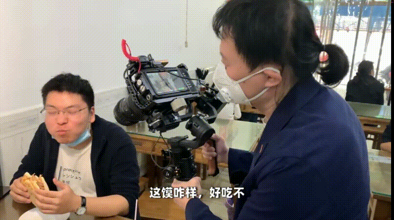 【独家】新来的摄像小哥第一次外景,吃肉夹馍吃的相机都不拿了!